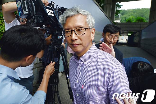 정기양 전 대통령 자문의가 13일 오후 서울 서초구 서울중앙지방법원에서 열린 '비선진료 위증' 관련 국회 증언감정법 위반 항소심 선고공판에서 집행유예를 선고 받은 뒤 법원을 나서고 있다.  2017.7.13/뉴스1 © News1 민경석 기자