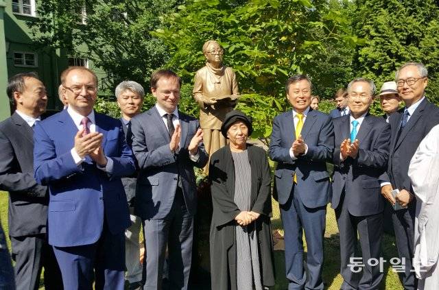 왼쪽부터 허승철 고려대 교수, 니콜라이 크로파체프  상트페테르부르크대 총장, 권대훈 서울대 교수, 블라디미르 메딘스키 문화부 장관, 김영주 토지문화재단 이사장, 도종환 문화체육관광부 장관, 우윤근 주러 대사, 이규형 한러대화 한국측 조정위원장.