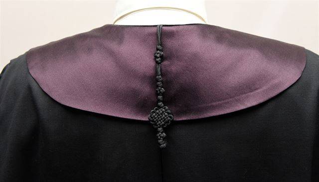 한국의 미를 살리기 위해 법복의 뒷면 중앙에 전통 매듭 장식을 넣었다.