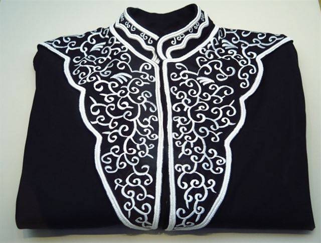 [법복의 변천: 일제강점기] 당시 변호사의 법복. 법복 정면에 일본 황실을 상징하는 오동잎 문양을 수놓았다