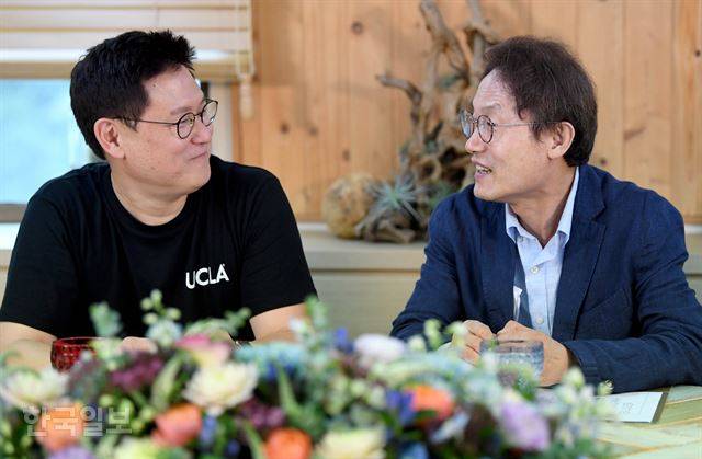 데니스 홍(왼쪽) UCLA 교수와 조희연 서울시교육감이 26일 종로구 서울시교육청 교육감실에서 미래교육을 주제로 대담하고 있다. 김주성 기자