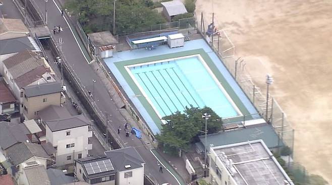 지난 18일 오사카 지진으로 학교수영장 외벽이 무너진 모습(일본 NTV방송)