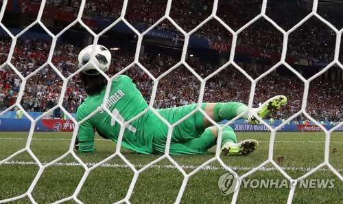 스위스 골키퍼 얀 조머의 뒤통수에 맞고 골문으로 들어가는 공. [로이터=연합뉴스]