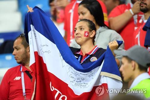 코스타리카의 실점에 실망하는 축구팬. [AFP=연합뉴스]