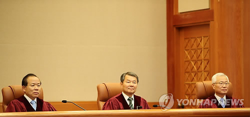 헌재, '양심적 병역거부' 허용 여부 선고 (서울=연합뉴스) 황광모 기자 = 이진성 헌법재판소장(가운데)을 비롯한 헌법재판관들이 28일 오후 서울 종로구 헌법재판소 대심판정에서 양심적 병역거부 허용 여부 선고를 하기 위해 자리에 앉아 있다.      헌재는 이날 '양심적 병역거부'와 관련한 위헌법률 심판 6건과 헌법소원 22건을 판결한다. 또, 휴대전화 발신위치를 추적하는 '실시간 위치추적'과 특정 기지국을 거쳐 이뤄진 통신자료를 수집하는 '기지국 수사'가 위헌인지도 결정한다. 2018.6.28      hkmpooh@yna.co.kr