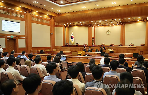 헌재, "양심적 병역거부 처벌 조항 합헌" (서울=연합뉴스) 황광모 기자 = 이진성 헌법재판소장을 비롯한 헌법재판관들이 28일 오후 서울 종로구 헌법재판소 대심판정에서 '양심적 병역거부'와 관련한 위헌법률 심판 6건과 헌법소원 22건을 판결하기 위해 자리에 앉아 있다. 2018.6.28      hkmpooh@yna.co.kr