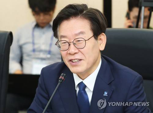 인사말 하는 이재명 (수원=연합뉴스) 홍기원 기자 = 이재명 경기도지사 당선인이 28일 오전 경기도 수원시 영통구 차세대융합기술연구원에서 열린 새로운 경기 위원회 4차 회의에서 인사말을 하고 있다. 2018.6.28      xanadu@yna.co.kr