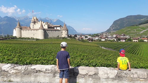 스위스 애글이라는 마을에서 아름다운 성(城)을 바라보며 즐기는 아이들.