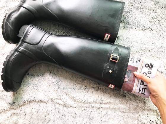 목이 긴 부츠는 신문지 여러 장을 모양에 맞게 접어 끼워둔다.