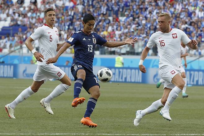 28일(현지시간) 열린 러시아 월드컵 H조 조별리그 3차전에서 일본의 무토 요시노리(가운데)가 폴란드의 카밀 글리크(오른쪽)와 공을 다투고 있다. [EPA=연합뉴스]