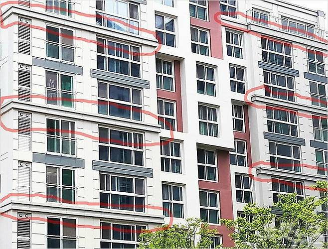 EPS 몰딩 기법이 사용된 것으로 추정되는 강남의 한 아파트 외벽(붉은색 표시).