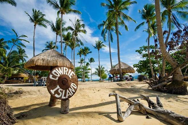 팔라완 호핑투어 명소로 알려진 카우리 섬. 맑고 투명한 바다를 배경으로 다채로운 해양 액티비티를 즐겨보자. (사진=웹투어 제공)