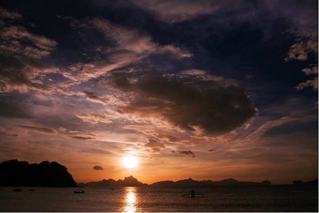 마치 물감을 뿌린 듯 그림 같은 노을을 만끽할 수 있는 팔라완으로 낭만 여행을 떠나보면 어떨까. (사진=웹투어 제공)