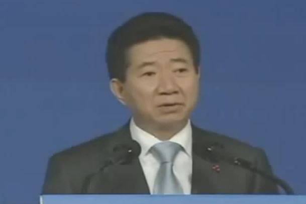 고 노무현 전 대통령이 연설 도중 “부끄러운 줄 알아야지”라고 말하고 있다. [사진=유튜브 캡처]