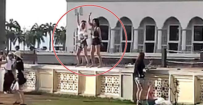 이슬람사원에서 섹시댄스 춘 중국인 여성 - 유튜브 캡처