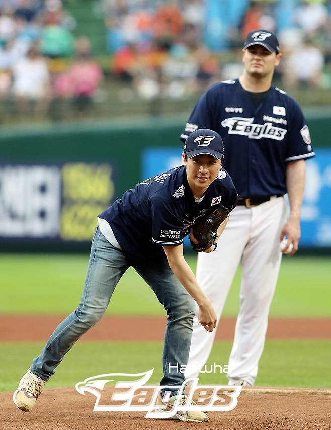 ▲ 배우 박정민이 30일 대전 롯데-한화전을 앞두고 시구하고 있다. ⓒ한화 이글스