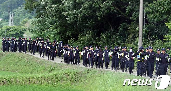 전남 강진에서 실종된 여고생 A양(16)을 찾기 위한 경찰의 수색이 닷새째 이어지고 있는 가운데 20일 오후 전남 강진군 도암면에서 경찰이 수색을 하고 있다. 도암면은 실종 여고생의 휴대전화 신호가 마지막으로 잡혔던 곳이다.2018.6.20/뉴스1 © News1 남성진 기자