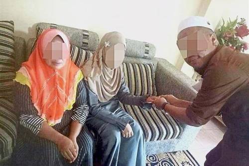 40대 말레이시아 남성(오른쪽)의 둘째 부인 페이스북 캡처. 가운데가 11세 태국 소녀.