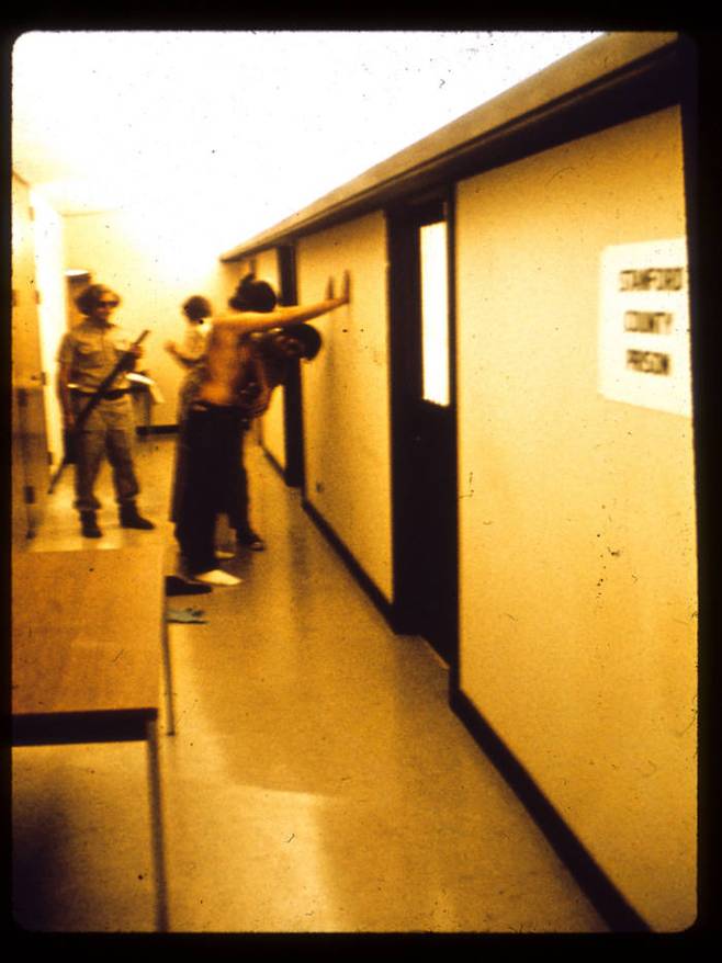 스탠퍼드 감옥 실험의 자료 사진. 교도관이 재소자에게 가한 가혹 행위는 모두 짐바르도 교수 연구팀의 지시에 따른 것이라는 폭로가 나왔다. (출처: www.prisonexp.org)