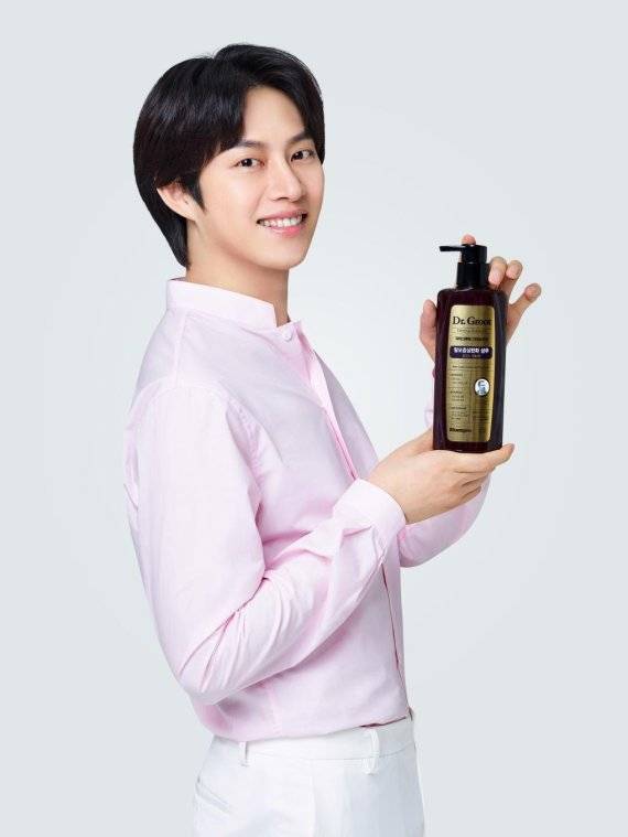 LG생활건강은 더마 헤어케어 ‘닥터그루트 더마솔루션’을 리뉴얼 출시하며 새 모델로 김희철을 발탁했다.