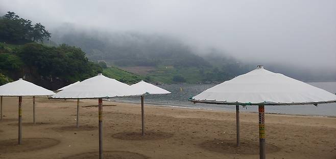 모사금 해수욕장에 있는 흰색 파라솔이 이국적인 정취를 더한다 ⓒ심명남