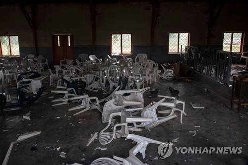 이슬람교도 유목민들의 공격으로 타버린 농경민의 교회 모습. [AFP=연합뉴스 자료사진]