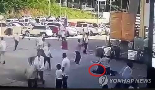 괴한 총격받고 쓰러진 필리핀 시장 (하노이=연합뉴스) 민영규 특파원 = 2일 오전 필리핀 북부의 소도시 타나우안시 시청 앞에서 안토니오 할릴리 시장(빨간색 원)이 괴한의 총격을 받고 쓰러져 있다.  [페이스북 영상 캡처=연합뉴스]      youngkyu@yna.co.kr