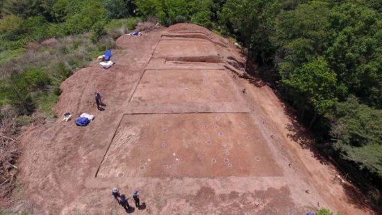 지난달 7일 경상남도 함안군 가야면 가야리에서 발견된 아라가야 왕성으로 추정되는 건물터(사진=문화재청)