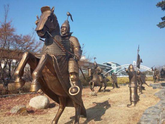 경상남도 김해시 '가야의 거리'에 조성된 가야 철기병 조형물. 광개토대왕 남정 때 고구려 철기병과 대대적인 충돌이 있었을 것으로 추정되고 있다.(사진=한국관광공사)