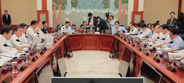 문재인 대통령이 3일 오전 청와대 본관에서 열린 국무회의에서 모두발언을 하고 있다. 고영권기자