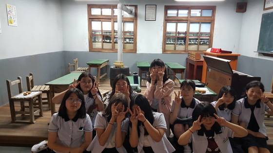 지난달 29일 대구 북구 산격동의 대구교육박물관을 찾은 상인중학교 학생들이 70년대 교실 체험을 하고 있다. [사진 대구교육박물관]