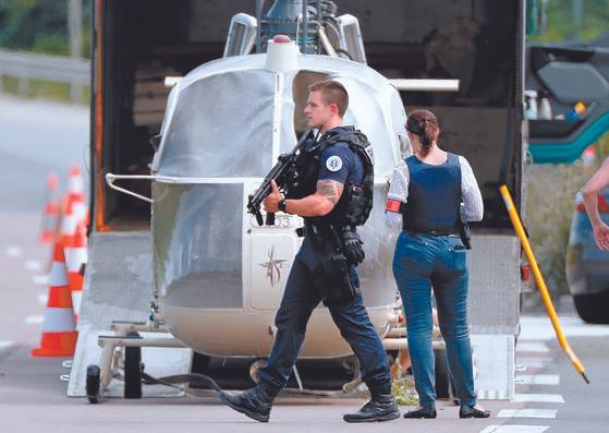 프랑스 파리 근교 교도소에서 복역 중이던 레두안 파이드가 탈옥 때 이용한 헬리콥터가 버려진 채 발견 됐다. 무장괴한들은 조종사를 총기로 위협해 헬리콥터를 몰도록 했다. [EPA=연합뉴스]
