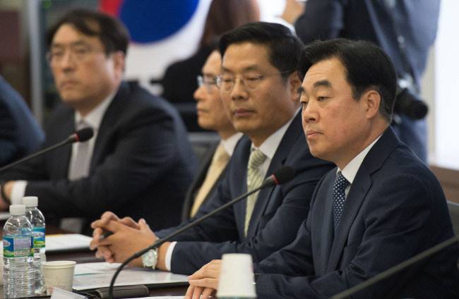 강병구 재정개혁특별위원회 위원장이 지난 4월9일 오후 서울 종로구 이마빌딩에서 열린 대통령 직속 정책기획위원회 산하 재정개혁특위 첫 회의에 참석, 정해구 정책기획위원회 위원장의 발언을 듣고 있다. 자료:연합뉴스