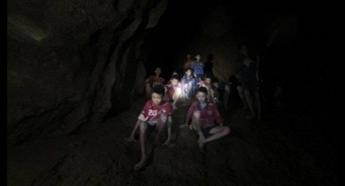 동굴에서 열흘을 버틴 아이들 극적 생존[태국 네이비실 페이스북 캡처=연합뉴스]