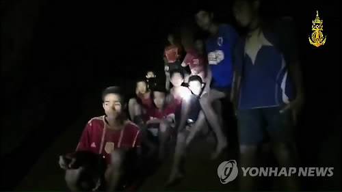태국 동굴실종 소년들, '기적적' 생존 확인 (매사이<태국> AFP=연합뉴스) 태국 북부 치앙라이주 매사이 지구 탐루엉 동굴 안에서 실종됐다가 무사한 상태로 발견된 유소년 축구팀 선수들 모습. 태국 해군이 2일(현지시간) 공개한 영상 화면을 캡처한 사진이다. 이날 나롱싹 오소따나꼰 치앙라이 지사는 지난달 23일 훈련을 마치고 관광 목적으로 이 동굴에 들어간 뒤 연락이 끊긴 11∼16세 소년 12명과 20대 코치 등 13명이 모두 살아있는 것으로 확인됐다고 전했다.    lkm@yna.co.kr
