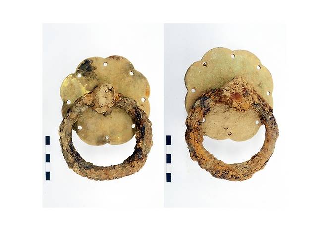 4호분에서 나온 금속제 관고리.