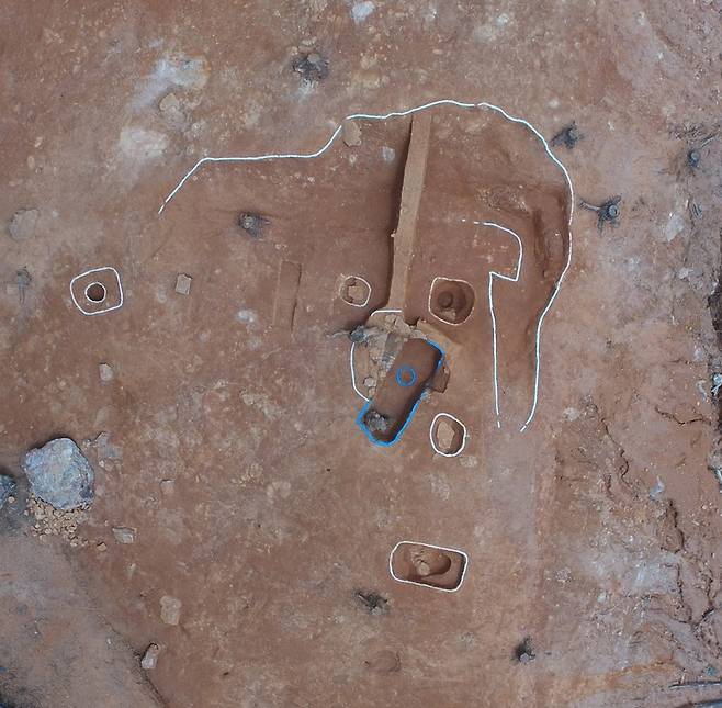 무덤들 부근에서 드러난 백제시대 초석건물터 전경. 무덤 제례와 연관된 시설일 가능성이 제기된다.