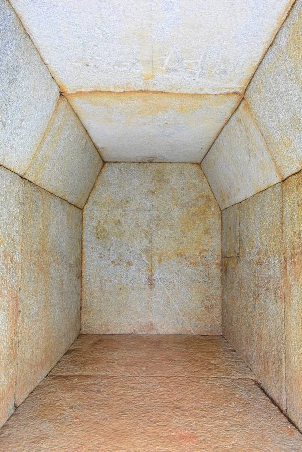 3호분 무덤방(석실)의 모습. 잘 다듬어진 돌판들을 맞물리게 짜서 천장 부분을 사다리꼴 모양으로 갈무리한 것은 최근 재발굴된 전북 익산 쌍릉의 석실과 닮았다.