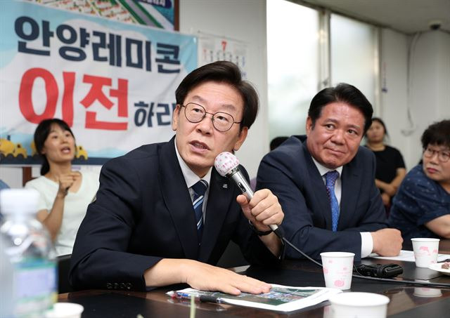3일 오후 경기도 안양시 만안구 아파트 단지를 방문한 이재명 경기지사(왼쪽)가 근처 아스콘 생산 과정에서 발생하는 악취로 고통받는 지역주민들과 간담회를 하고 있다. 경기도 제공=연합뉴스