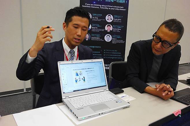 새로운 디지털 중고 거래 플랫폼에 대해 설명하고 있는 카츠노리 콘도 아소비모 최고경영자.