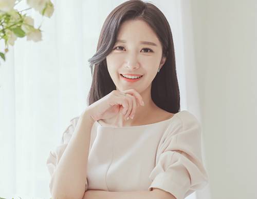 아나운서 박가영이 온화한 미소를 지으며 포즈를 취하고 있다.