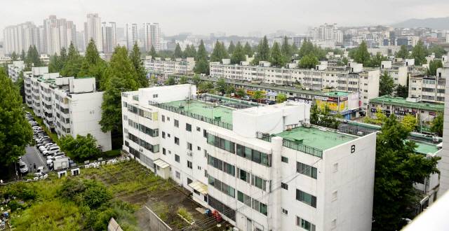 반포주공 1단지 전경. 과거 반포주공 2·3단지였던 반포래이안퍼스티지와 반포자이가 높게 솟아 있는 반면 재건축을 추진 중인 반포 1단지는 아직 오래된 모습을 간직하고 있다. /송은석기자