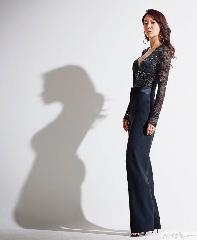 멀티 컬러 크리스털이 세팅된 보디슈트 라펠라. 턱시도 팬츠 다이오다이오. 구조적인 디자인의 이어링 H&M.