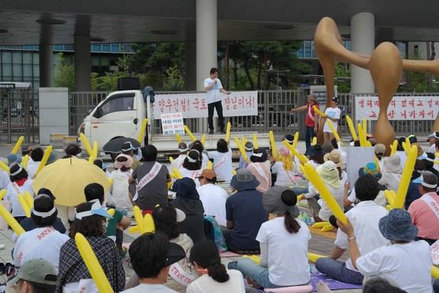지난달 28일 오후 세종시 국토부 앞에서 경기도 광주시 오포문형지역주택조합 조합원 300여명이 양우건설의 아파트 부실시공을 규탄하며 대책마련을 호소하는 집회를 열고 있다. 오포문형지역주택조합 제공
