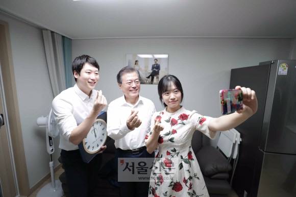 문재인 대통령이 5일 서울시 구로구 행복주택에 입주한 신혼부부 집 방문해 입주 부부와 기념사진을 촬영하고  있다. 2018.07.05 도준석 기자 pado@seoul.co.kr