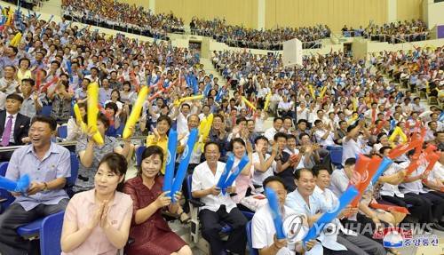 남북통일농구 경기 응원하는 북한 주민 (평양 조선중앙통신=연합뉴스) 북한 조선중앙통신은 4일 평양 류경정주영체육관에서 열린 남북통일농구경기 '평화팀과 번영팀'의 경기에서 주민들이 응원하는 모습을 5일 보도했다.      [국내에서만 사용가능. 재배포 금지. For Use Only in the Republic of Korea. No Redistribution]    photo@yna.co.kr