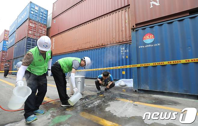 19일 오후 경기도 평택시 평택항 컨테이너터미널 야적장에서 농림축산검역본부 관계자들이 붉은 불개미 열수처리작업을 하고 있다. 이날 농림축산검역본부는 지난 18일 평택항 야적장 바닥의 콘크리트 틈새에서 붉은 불개미 20여마리를 발견해 소독과 방제를 실시중이라고 밝혔다. 2018.6.19/뉴스1 © News1 오장환 기자