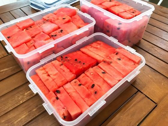 큰 통에 한꺼번에 넣어두는 것보다 작은 통에 소분해서 나눠 놓아야 빨리 상하지 않는다.