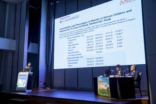 지난 4일 서울 송파구 롯데월드타워 시그니엘에서 열린 몬테리진츄정 발매 기념 서울 심포지엄에서 염혜영 서울의료원 부원장이 발표를 하고 있다. [사진 제공 = 한미약품]