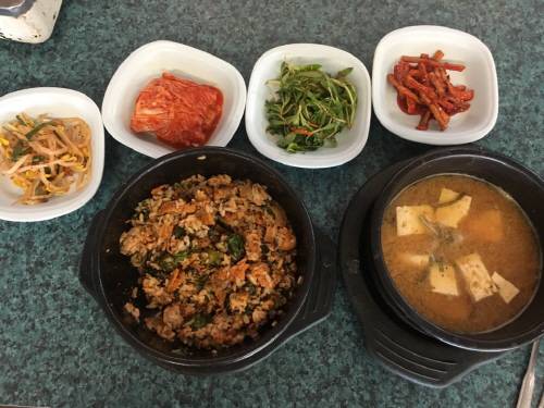 '방탄비빔밥'으로도 불리는 '흑돼지돌솥비빔밥'. [사진 = 문혜령 인턴기자]